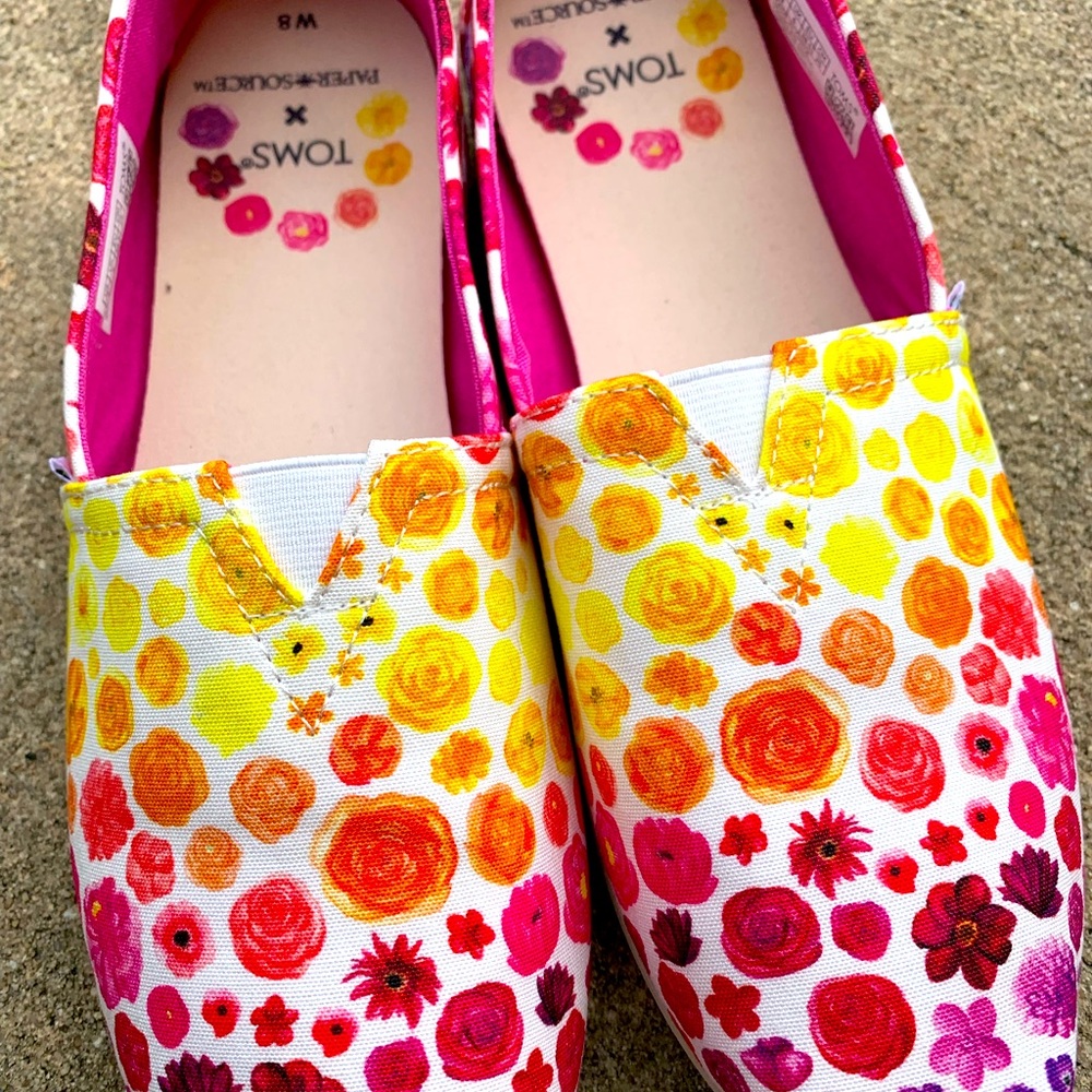 TOMS CANVAS SLIP ON FLORAL SHOES - Picture 3 of 6